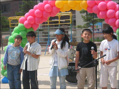 공부방 아이들의 '시종일관' 공연 